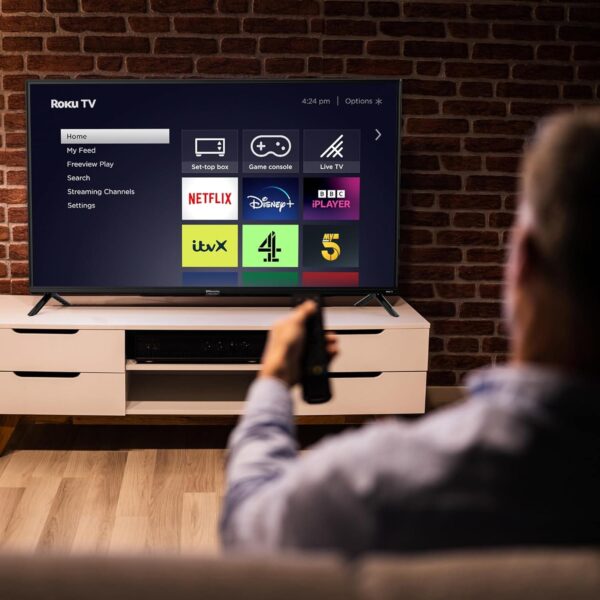 71XoogkgNhL._AC_SL1500_.jpg EMtronics EM32ROK Roku Smart TV 32" Inch HD Ready 720p with Netflix, Disney+, BBC, Freeview Play, Dolby Audio, Mobile Control and 3 x HDMI, USB - Black (2024 Model)