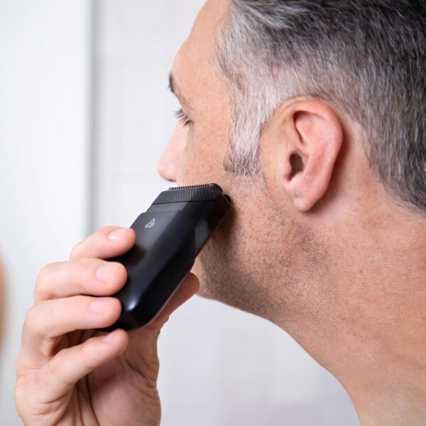 81Pi8v0p1JL._AC_SL1500_.jpg MANSCAPED® The Handyman™ Compact Face Shaver